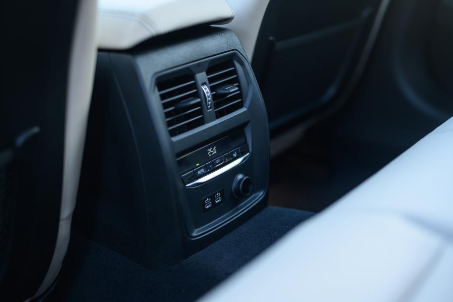 Детали интерьера BMW 320d xDrive Touring M Sport (G21) 2019 года  (JP) (фото 22 из 28)